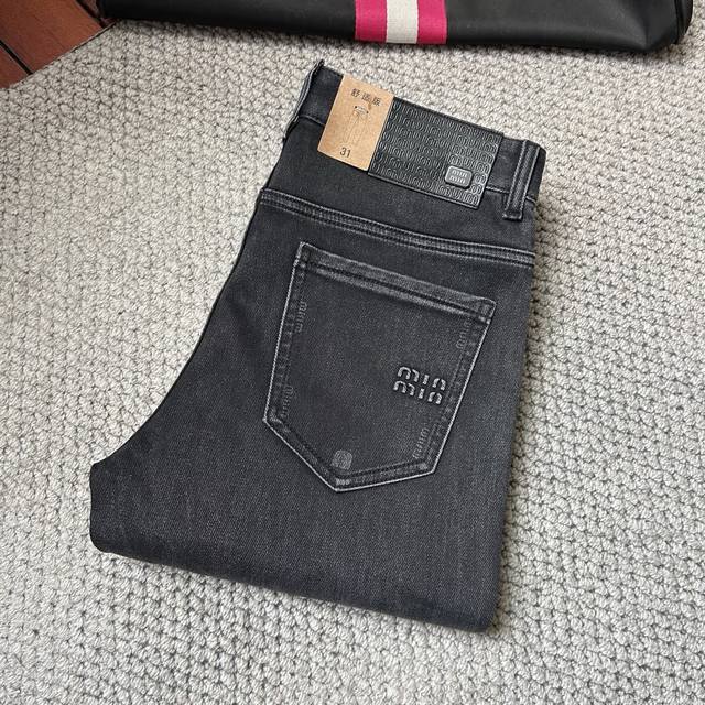 Miu‘’秋冬款修身直筒牛仔裤！重工酵磨水洗工艺，修身直筒版型带弹力上身非常舒适，穿出去非常有档次,裤型款式和裁剪亦无需多言 ，G网Logo辨识度极高！真正一等