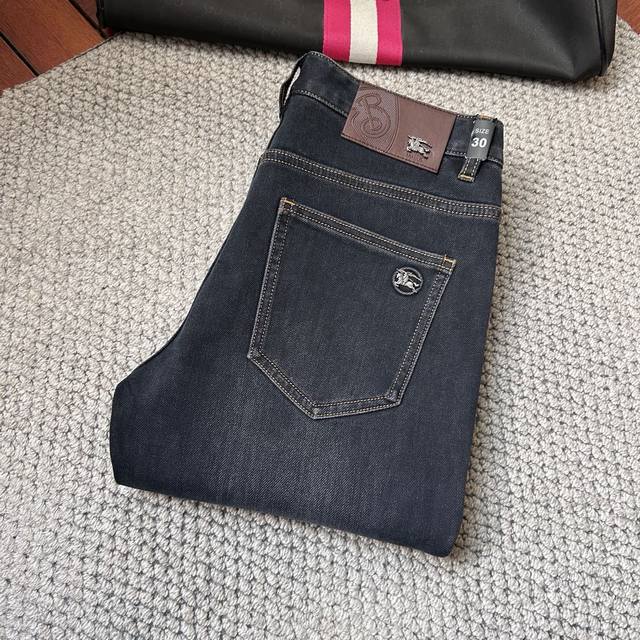 巴宝‘’秋冬款修身直筒牛仔裤！重工酵磨水洗工艺，修身直筒版型带弹力上身非常舒适，穿出去非常有档次,裤型款式和裁剪亦无需多言 ，G网Logo辨识度极高！真正一等一