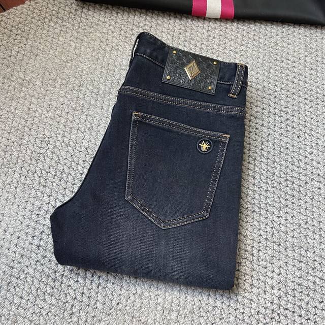 Dr‘’秋冬款修身直筒牛仔裤！重工酵磨水洗工艺，修身直筒版型带弹力上身非常舒适，穿出去非常有档次,裤型款式和裁剪亦无需多言 ，G网Logo辨识度极高！真正一等一