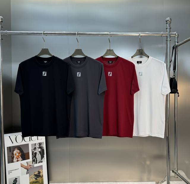 Fend*芬-迪25S新款圆领短袖T恤，Ff经典之作.低调彰显出品牌奢华风格.基础款净版推荐！此款短Tee甄选 G冰爽棉面料，触感软糯，贴身穿着极致舒适亲肤！胸