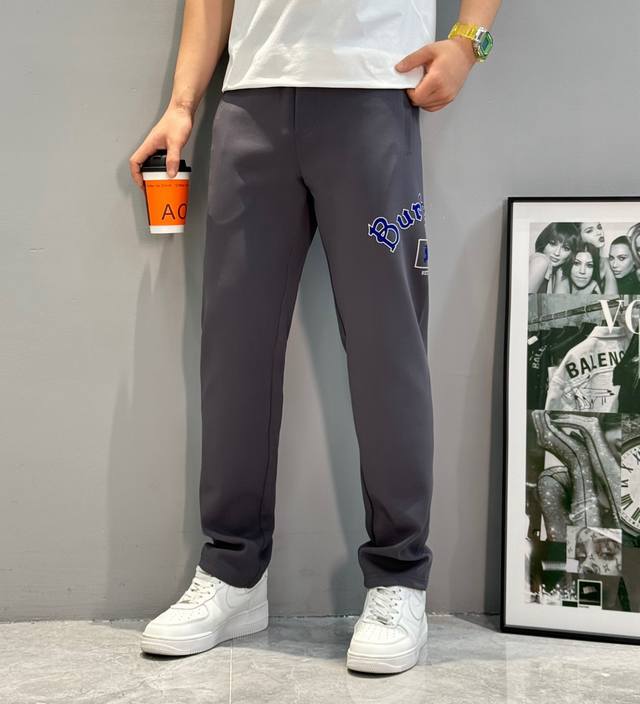 Bbr巴宝莉25S男士休闲裤.两侧无缝设计.高温烫画品牌字母图形工艺.面料轻薄柔软.最主要就是一个舒服.客供100%梭织纤维高端锦棉面料制成，质地柔软且富有弹力