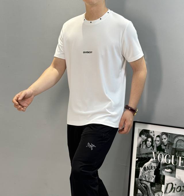 Givench*Y 纪梵希2025S限定款.莫代尔新款百搭单品。以其简约而精致的设计，再次向时尚界展示了这个经典品牌的魅力。黑白色调的运用，犹如一抹亮色，领口五