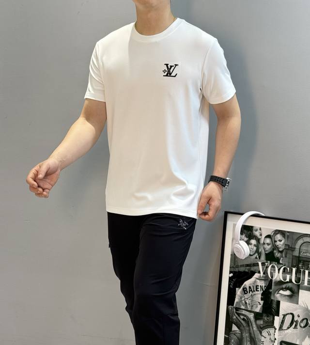 驴牌*25S新款莫代尔T恤.纯色系推荐！胸口经典Lv标识.3D立体撞色绣花.原版定制.精致好看.简单高级.质感极好舒适又透气.让人过目难忘！采用300G莫代尔棉