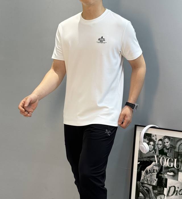 Prada普拉达25S新款莫代尔T恤.胸口经典Prada标识.精致绣花.精致好看.后背大图形绣花前后呼应.搭配面料质感极好舒适又透气.让人过目难忘！采用300G