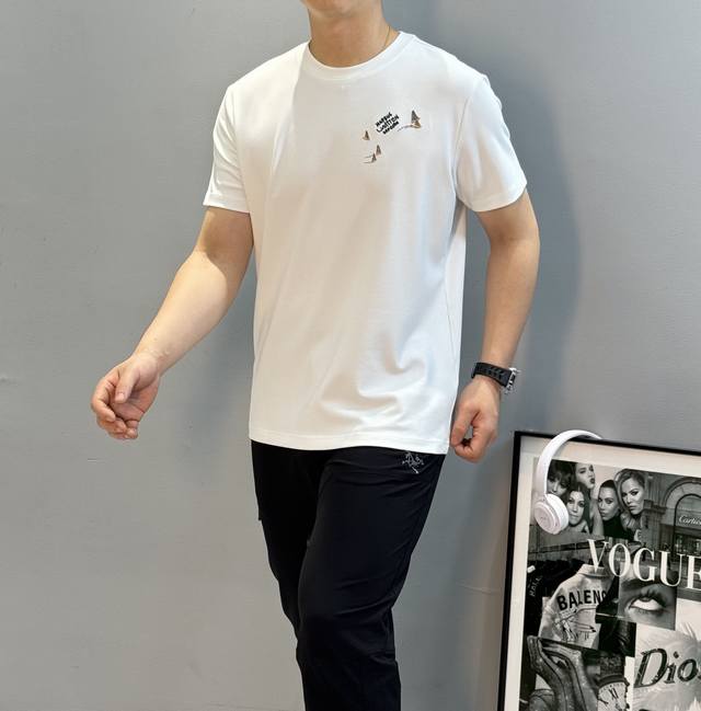 驴牌*25S新款莫代尔T恤.3D刺绣工艺.品牌字母立体设计.轻奢款推荐！优选300G莫代尔面料.舒适柔软垂感十足！！！舒爽不沾身.立体简约.大大提升了整体细节感