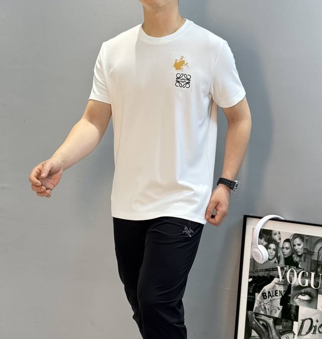 招财进宝金蟾Loew*E罗意威25S新品男士圆领短袖.原单推荐！基础款绣花品牌图形.搭配金蟾绣花寓意满满！简单高级.辨识度颇具鲜明.即丰富了视觉又增加高贵感！订