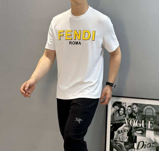 Fend*芬迪25S新款莫代尔T恤.经典基础款！！经典黄色字母烫画设计.立体凸凹感双层工艺.上身有型！采用 G莫代尔精梳棉面料，柔软细腻亲肤舒适.质感细腻高档