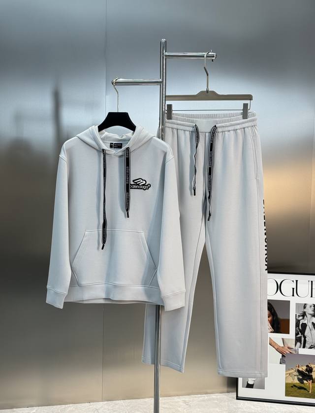 Balenciag*A巴黎25S新品连帽卫衣.运动休闲随意搭配.采用2025新款棉莫面料，亲肤舒适.抗皱不粘灰抗静电，面料柔软舒适有垂感.立挺上身有型！连帽立体