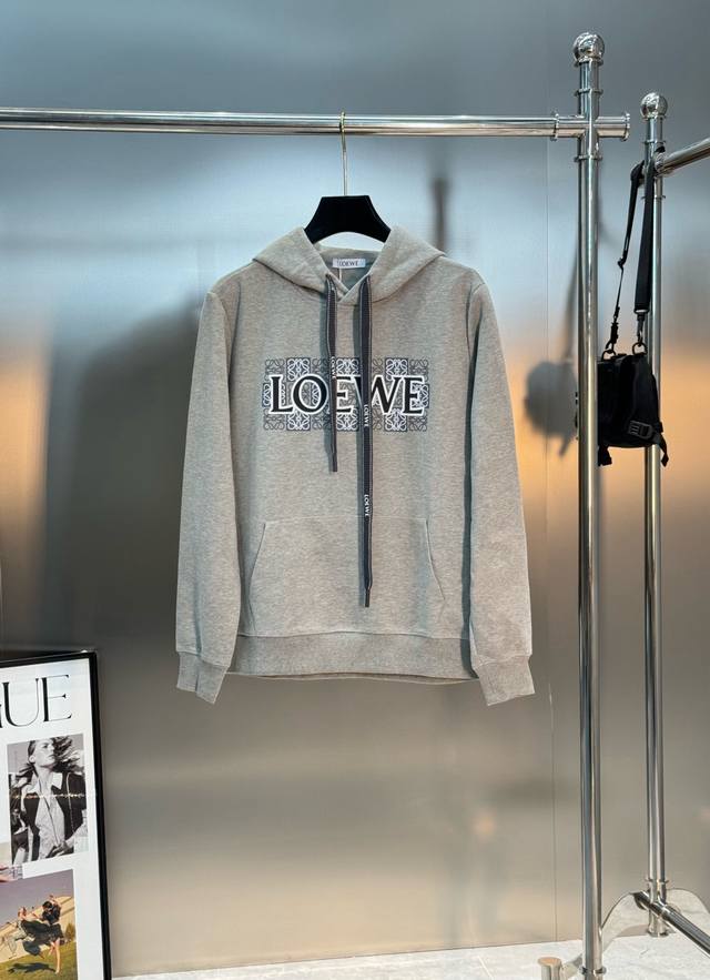 Loew*E罗意-威25S新款连帽卫衣.男女同款！抽绳吊钟搭配.口袋减龄设计.胸口原版罗意威品牌字母造型.立体烫画工艺.简单高级.时尚热门款推荐～ 立体清晰，季