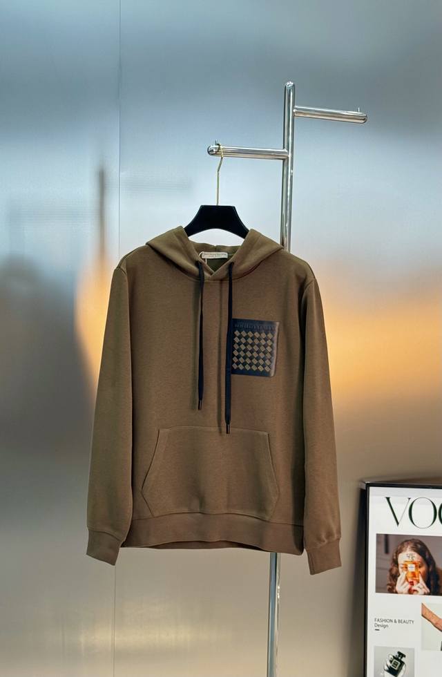 Bottega Venet*宝缇嘉新款潮牌T恤.25S男女同款！胸前口袋设计.订制皮牌.色彩搭配非常好看！品牌字母质感搭配都是不同凡响！质感极好舒适又透气.让人