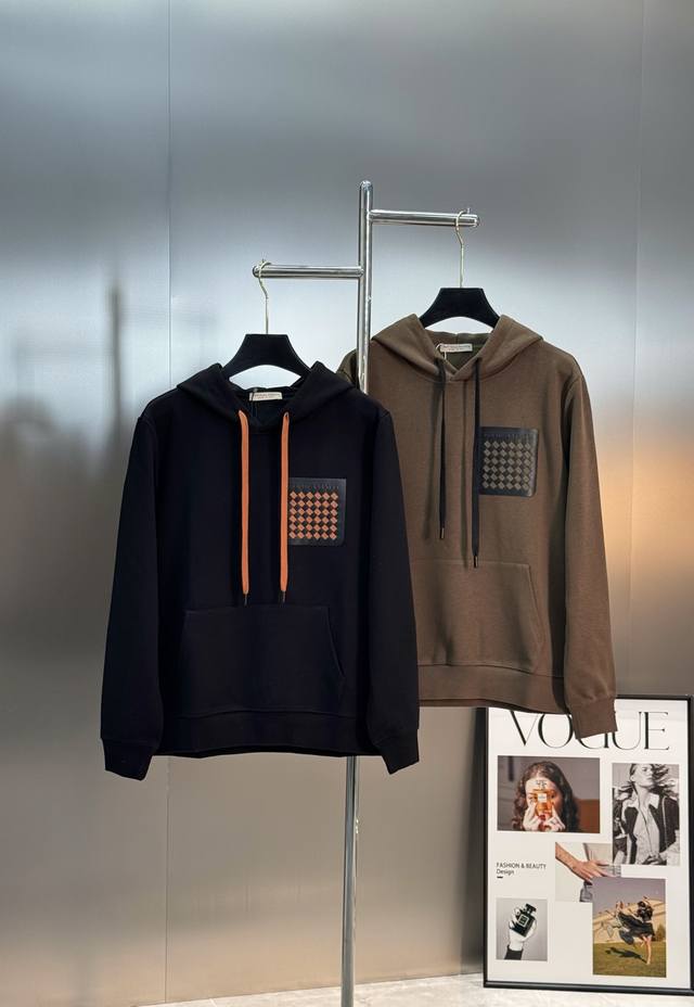 Bottega Venet*宝缇嘉新款潮牌连帽卫衣.25S男女同款！胸前口袋设计.订制皮牌.色彩搭配非常好看！品牌字母质感搭配都是不同凡响！质感极好舒适又透气.