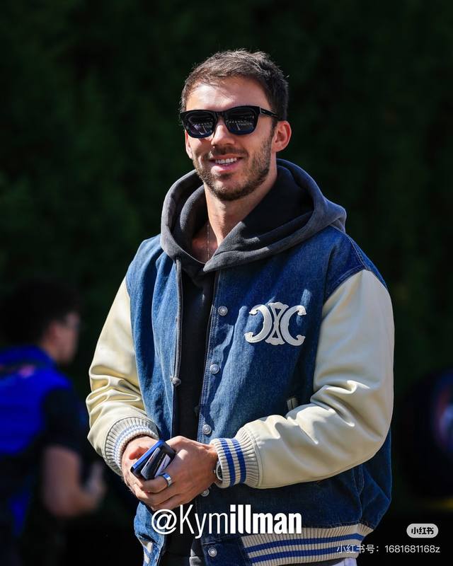 Celine塞林水洗牛仔布拼接棒球服！男女同款！订购原版开模 历时一个月终于出货了，简直太爱了 上身真的超级帅。抖音某博主讲今年新出的会成为未来的趋势，随意翻翻