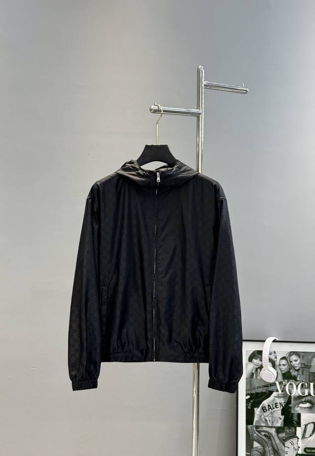 Gucci古奇25Fw外套原版夹克.连帽设计.满身数码Gg花型.定制五金配件自带收纳限量款，面料油润，满身Logo提花订制款，原版，最高品质，低调奢华，旅行外套