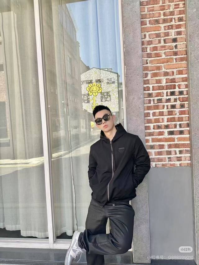 Prada*普拉达新款双面穿连帽夹克.25Fw经典系列极简主义与功能性相结合！设计出此款连帽外套！此款可翻转服饰以Re-Nylon内衬为特色，展现出简洁的设计和