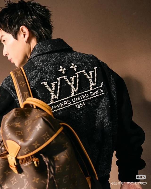 驴牌2025Fw 秋冬新款翻领长袖棒球束腰夹克！男女同款！绒面皮革衣袖拼接毛呢衣身莱茵石和树脂珠饰点亮标识贴饰与莹亮珠光纽扣相互点缀.呈现Lv Vers 和 L
