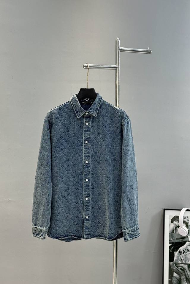 驴牌*25Fw新款时装秀的牛仔衬衫.男女同款！闪烁迷人，令日间造型更见出众。 衬衫外套采用牛仔布缝制，满印Monogram提花图.重水洗原单推荐！欧码：S-Xl