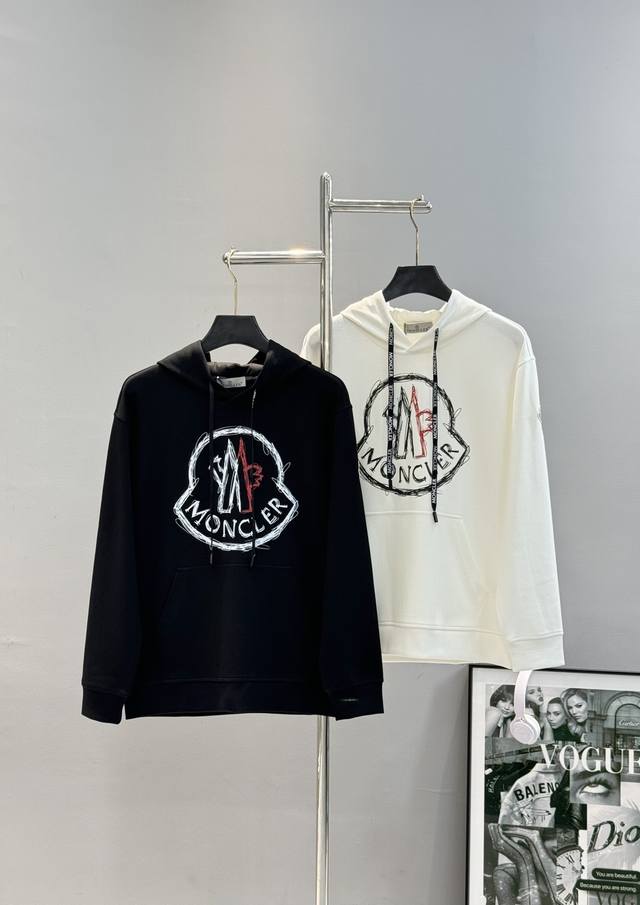 Moncler蒙口25S新款连帽卫衣.宽松版型男女同款！经典小帽子涂鸦造型.胸前呈现立体烫画工艺制作.品牌信息感十足.重工打造！值得推荐！超舒适 G天丝棉面料.