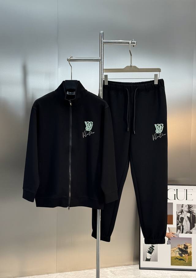 外套 ，裤260 华伦天奴 Valentino 2025S新款休闲天丝套装！新品推荐可分开购买.专柜同步！细节精致高级，品牌Logo图形高级感满满。衣身胸口及裤