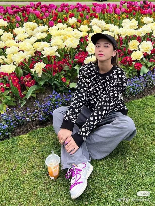 驴牌25S秋冬新款毛衣！男女同款.这款针织衫以时髦现代的视角重新演绎经典标识。采用白色绵羊毛混纺提花面料精心制作，满身提花工艺.可与牛仔裤搭配穿着，打造具有图形