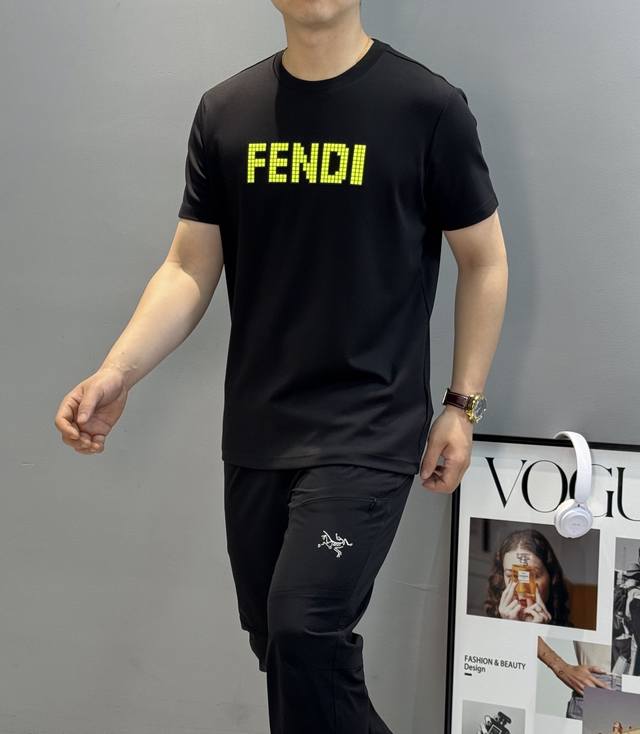 Fend*芬-迪25S新品莫代尔T恤.藏不住的帅气短袖.荧光绿视觉烫画.品牌字母呈现！尤为精湛的做工，非超好看小格子组成字母.上身面料非常舒适，面料采用300G