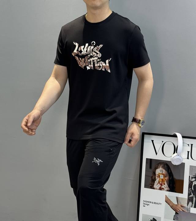 驴牌*25S新款莫代尔T恤.此款打底衫以基础的版型为框架.胸口采用烫画立体工艺，经典Lv三花色彩搭配品牌字母.时尚百搭！细节为整体搭配起到至关重要的作用，增添了