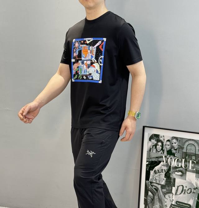 Herm*S爱马仕25S新款丝光棉T恤.新品为全新系列注入满满活力，这款单品用心甄选190G丝光棉面料制成，面料手感亲肤柔软舒适.丝滑凉爽！衣身尊贵马图案设计！