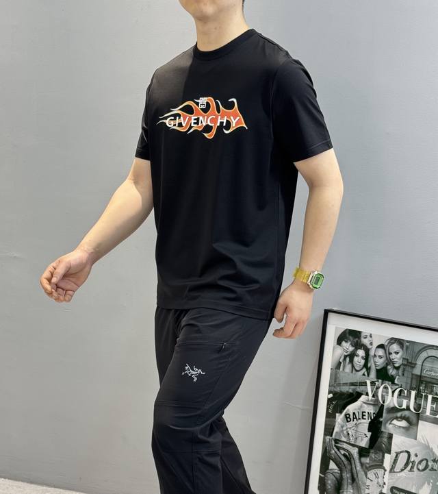 Givench*Y纪梵希2025S新品丝光棉短袖T恤，胸前品牌字母图形高温烫画设计.减龄利器.帅气时尚，简约百搭款。190G丝光棉面料棉 不仅挺括，保持潮流的廓