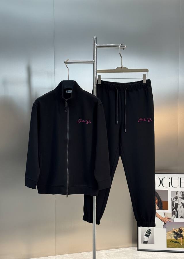 外套 ，裤260 迪奥 Christian Dior 全称克里斯汀 迪奥，法国的跨国奢侈品品牌。 2025S新款休闲天丝套装！新品推荐可分开购买.专柜同步！细节