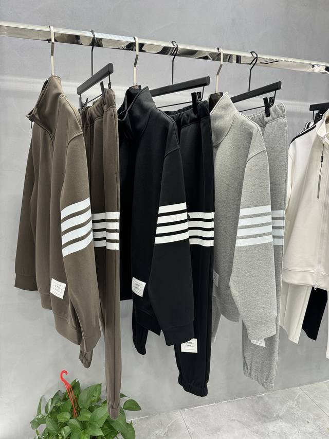 外套 ，裤260 Thom Bro*Tb套装！25S新品推荐.男女同款.经典四条杠.顶级定制高克重纯棉面料 手感软糯干爽 上身效果挺括有型.立体裁剪工艺，版型上