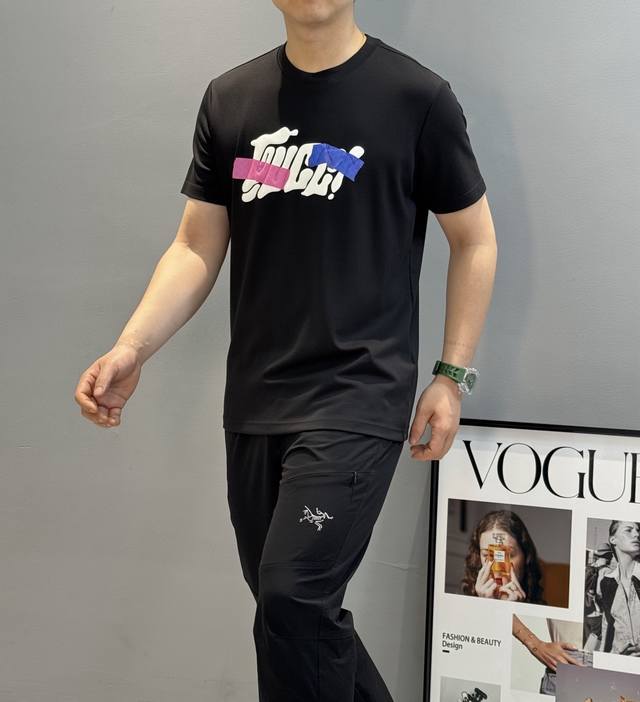 Gucc*古-齐25S新品莫代尔T恤.非常趣味的即视感！！！胸前经典多彩徽标费时费工，双层烫画工艺.每一件都是难得的高品。优选300G莫代尔面料.舒适柔软.有着