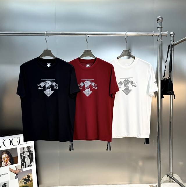 Descent*迪桑-特基础款T恤.25S新款男女同款！纯色系推荐！胸口经典标识设计.高温烫画工艺.绣口品牌硅胶标识！简单高级.质感极好舒适又透气.让人过目难忘