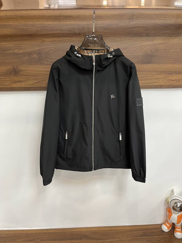 主推 Burberry 巴宝莉 2025Ss秋冬新款男士翻领夹克外套，原单三标齐全高端版本 专柜定制面料 透气舒适度高，细节无可挑剔，品牌元素设计理念，体现高品