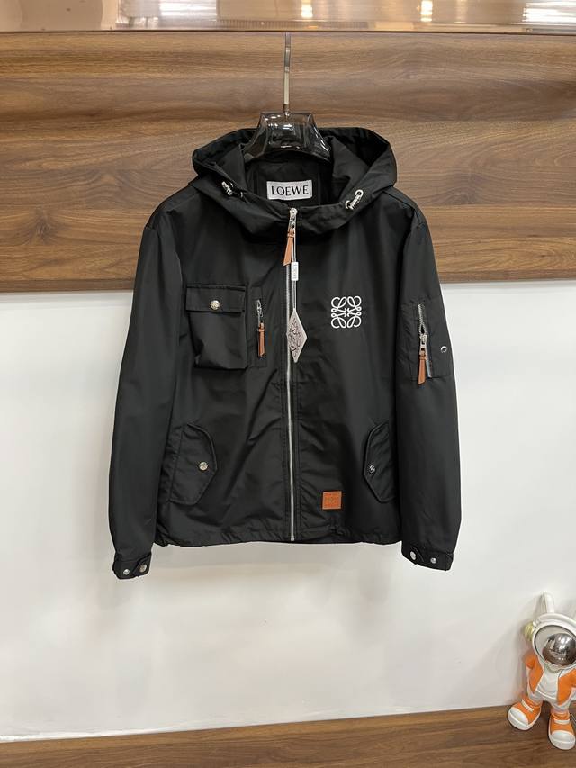 主推 Loewe 罗意威 2025Ss秋冬新款男士翻领夹克外套，原单三标齐全高端版本 专柜定制面料 透气舒适度高，细节无可挑剔，品牌元素设计理念，体现高品质。手
