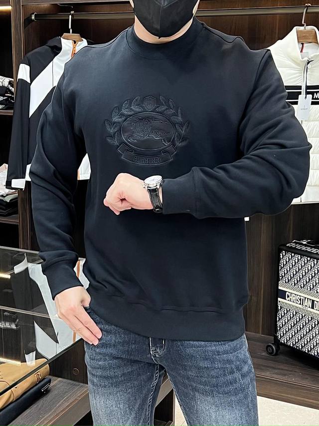 跑量调价！ 主推 Burberry 新款刺绣圆领卫衣，巴宝莉这款圆领运动衫采用棉质起绒布精心制作。柔软舒适，胸前饰以同色调Bbr刺绣提升格调。常规版型，罗纹袖口