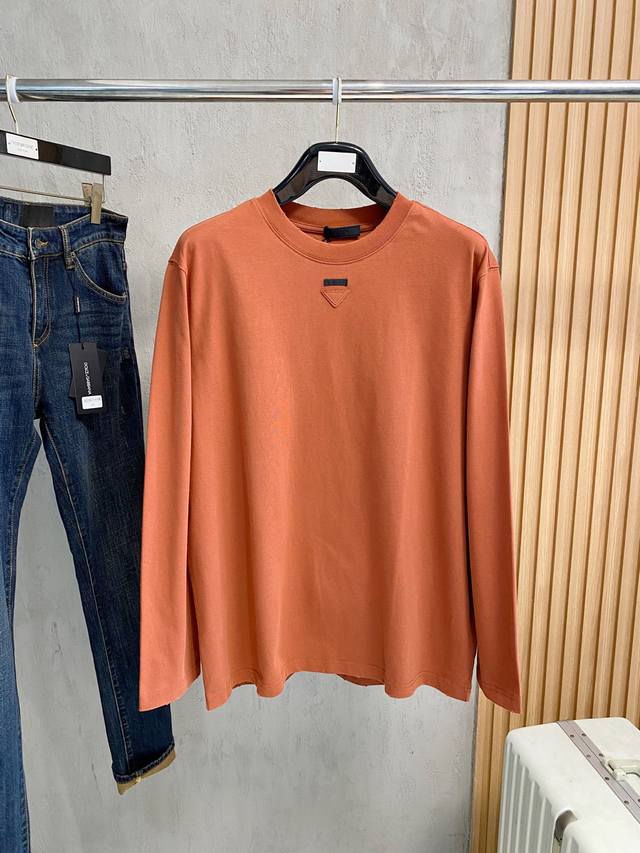 Tu ，2025秋季最新品，专柜同步有售，原单狠货，时尚休闲圆领长袖，进口原版面料，上身舒适透气，顶，，原版五金辅料装饰，档次极高，舒适百搭，上身帅气十足 Si