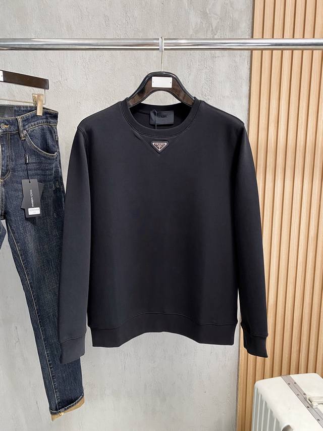 Tu ，2025秋季最新品，专柜同步有售，原单狠货，时尚休闲圆领长袖卫衣，进口原版面料，上身舒适透气，顶，，原版五金辅料装饰，档次极高，舒适百搭，上身帅气十足