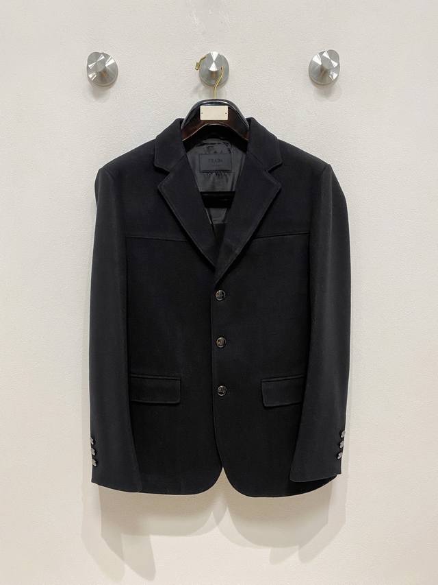 Sg Prada 普拉达2025Ss秋冬新款男士商务羊毛呢西装！超高端顶尖一线成衣手工系列，西装领域里的佼佼者，世界公认的顶级面料和工艺水平，高密度支数纤维，让