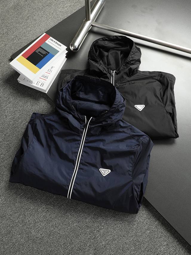Sg 普拉达Prada-2025春秋新款男士连帽夹克外套 高定专柜面料 透气舒适度高，细节无可挑剔，品牌元素设计理念，做工考究工艺复杂，专业代购级体现高品质。L