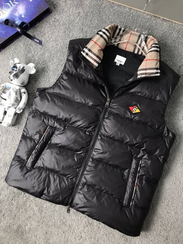 Sdi 特 Bbr** 秋冬马甲羽绒服原单狠货！奢华经典品牌Logo设计 秀场新品内里标准90白鹅绒填充，保暖效果超棒！极具设计感又实穿的一款 爆到疯掉！原版五