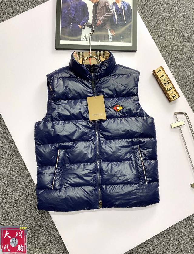 Sdi 特 店主力荐，主推爆款！配送专柜围巾Burberry巴宝莉 秋冬最新款专柜同款首发爆款90绒超舒适羽绒马甲！高端时尚休闲进口面料，超正版型上身瞬间变欧巴