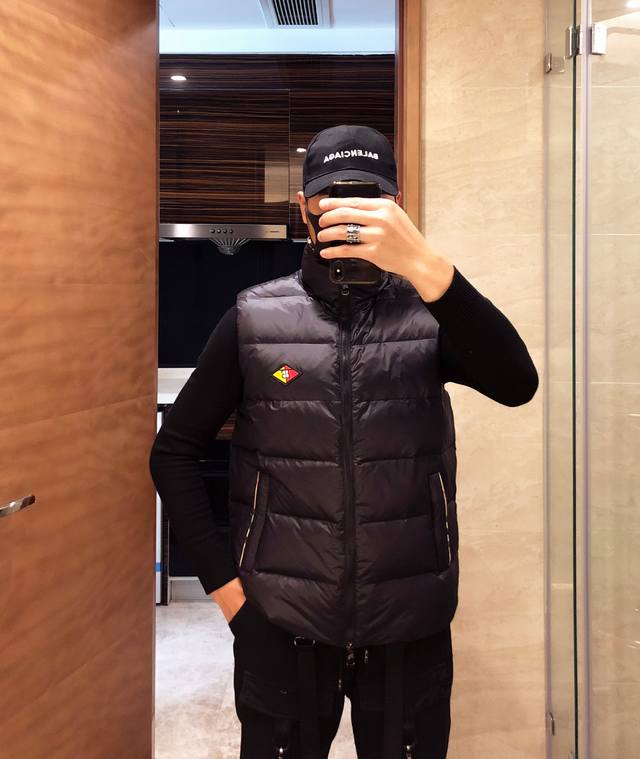 Sdi 特 原单羽绒马甲 Burberry巴宝莉新款羽绒马甲，秀场新品 品相非常完美，专柜高科技防水面料，内里90%白鸭绒填充，舒适保暖，色泽饱满诱人，非常出彩