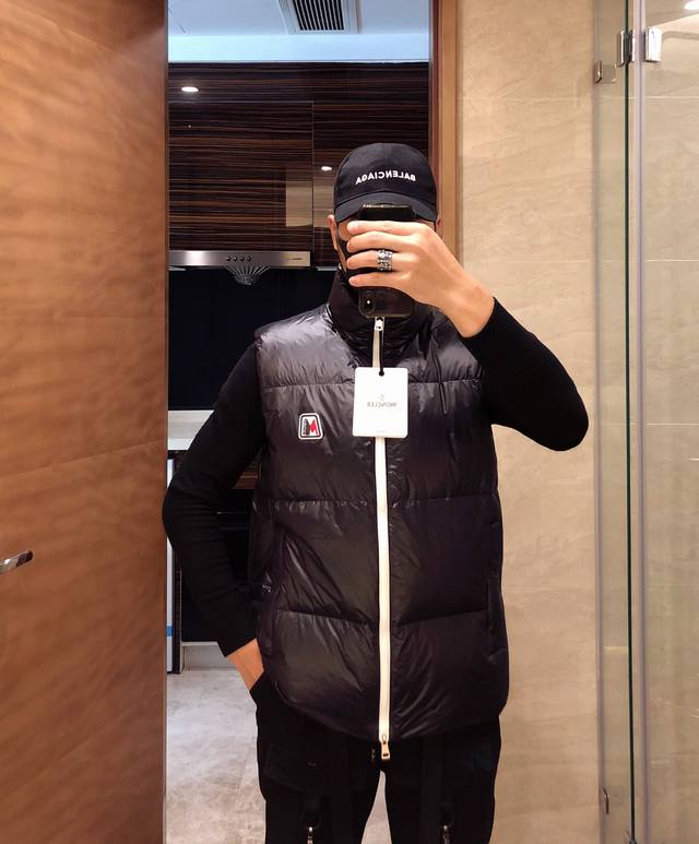 Sdi 特 原单羽绒马甲 Moncler 蒙口新款羽绒马甲，秀场新品 品相非常完美，专柜高科技防水面料，内里90%白鸭绒填充，舒适保暖，色泽饱满诱人，非常出彩的