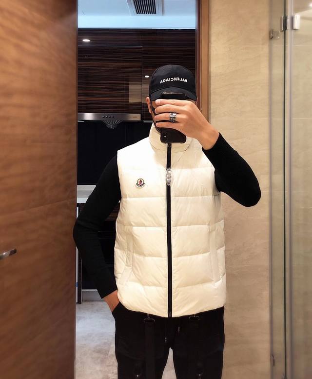 Sdi 特 羽绒马甲 Moncler 蒙口新款羽绒马甲，秀场新品品相非常完美，专柜高科技防水面料，内里90%白鸭绒填充，舒适保暖，色泽饱满诱人，以出彩的设计，轻