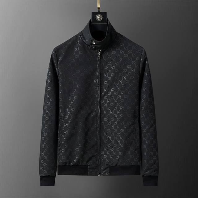Mi 2640年秋冬新款立领夹克，官网同步 满身Gg压花款 款式时尚大气 做工严谨 走线工整 上身效果好 原版定做五金拉链 现货M-3Xl 56024# 黑色