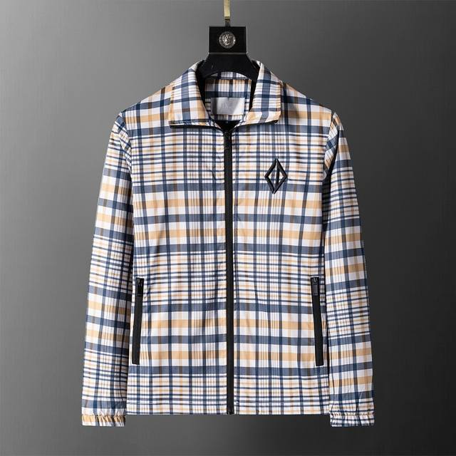 Mi 2640年秋冬新款立领夹克，官网同步 口袋拉链设计 款式时尚大气 做工严谨 走线工整 上身效果好 原版定做五金拉链 现货M-3Xl 56017#