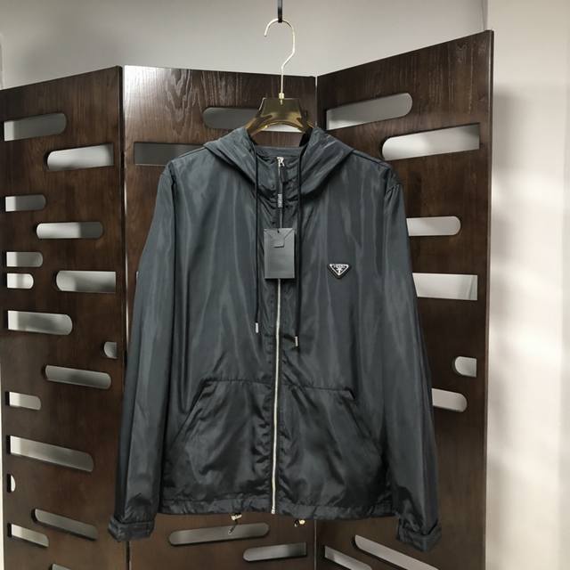 Qiu Prada 普拉达 春夏新款男女同款夹克外套，品牌最新设计素！既不单调也不复杂,恰到好处的展现品味！客供定制进口聚酯纤维面料！面料独具的高奢立体感呈现简