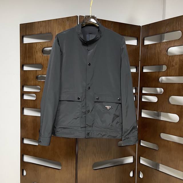 Qiu Prada 普拉达 渠道的精品狠货！！！ 今年最好看的连帽夹克 闭眼入！ 满足各种品质控 细节控 这样的分量与价值真的是需要细琢慢究 成完美缔造胸挺立廓