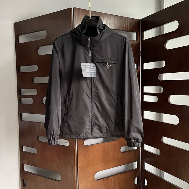 Qiu Prada 普拉达 2025新款男士夹克外套，原单三标齐全高端版本呈现休闲裁剪，上身版型超赞 尺码：48-54 Ak 48码：肩宽 45Cm 胸围110