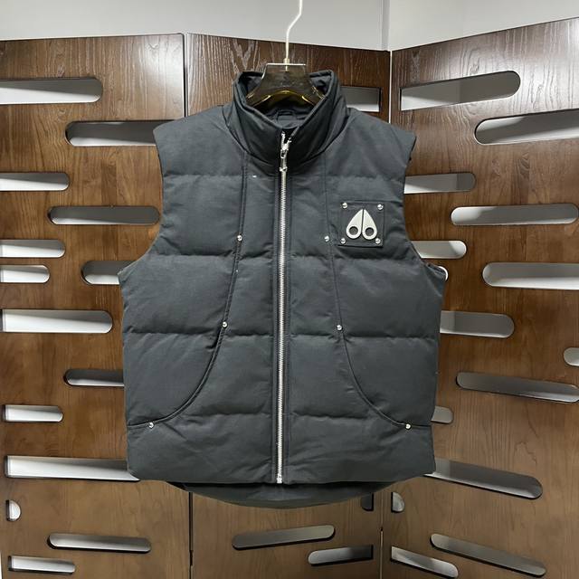 Qiu 加拿大剪刀Moose Knuckles一直是被公认为最保暖的羽绒马甲，各种各路Ins红人、网红、明星也时长穿他街拍。却依旧无法摆脱对剪刀的喜爱，再寒冷的