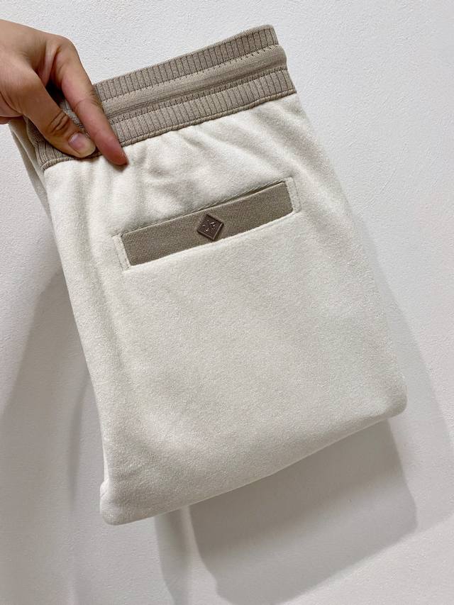 Ming Lp2640秋冬 ，保暖有型高密度毛巾面混纺松紧腰直脚休闲裤 经典百搭 标志刺绣的点缀，松紧腰抽绳 合体的剪裁 经典百搭同时 上身有总随意的松弛感 ，